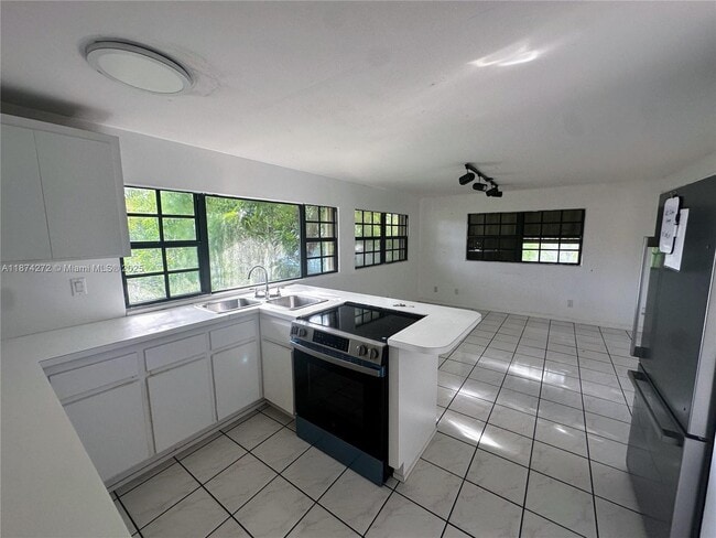 Building Photo - 1321 SW 14th Ave Unit BACK Rental