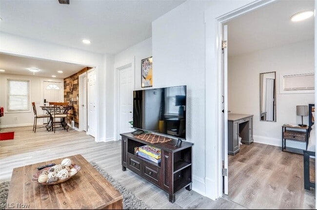 Photo - 4924 Pearl Rd