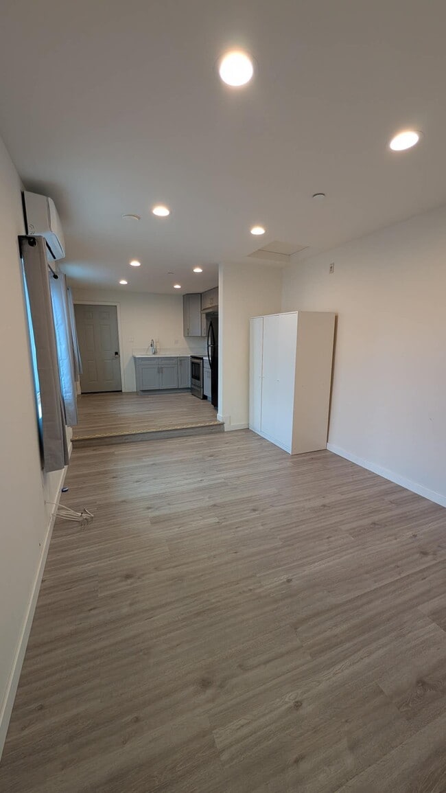 Building Photo - 158 E Floral Dr Unit #B