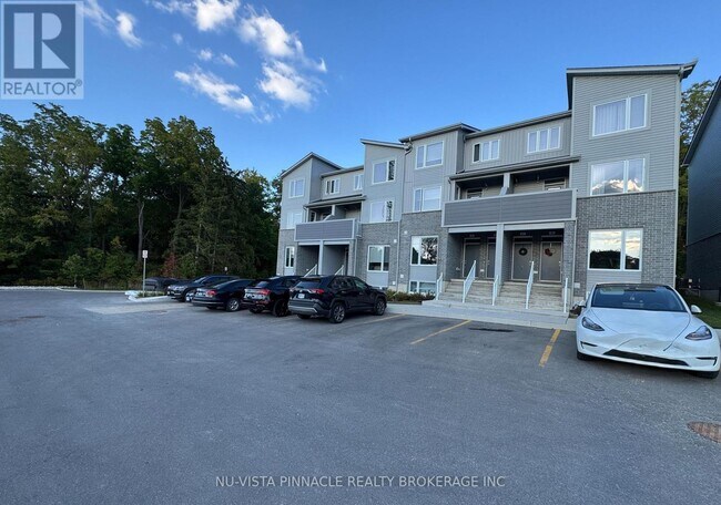 Photo - 990 Deveron Crescent