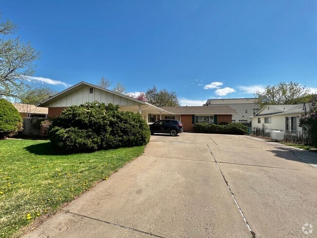 Building Photo - 3 bedroom 1.5 Bathroom Duplex Available Now! Rental