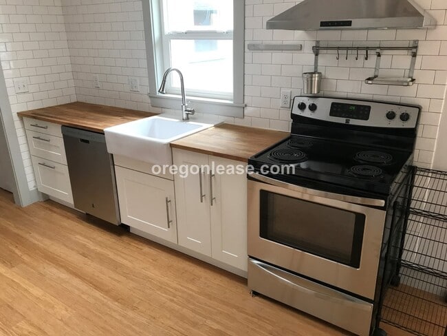 Building Photo - 3 Bedroom 2 bath home Whiteaker home near parks Unit 91 Lawrence