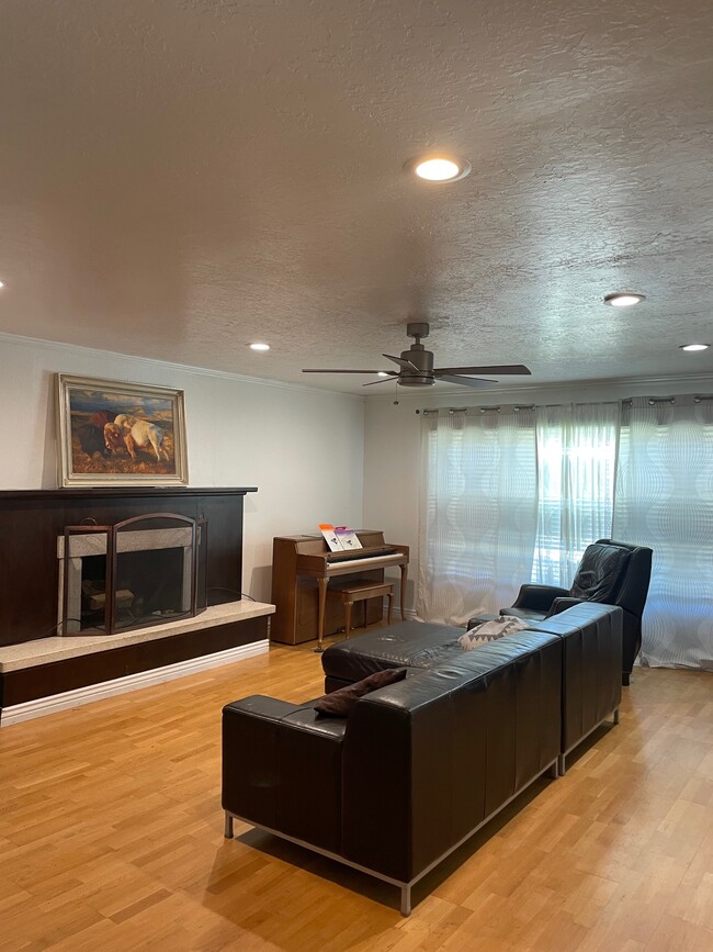 Photo - 600 E 3400 N