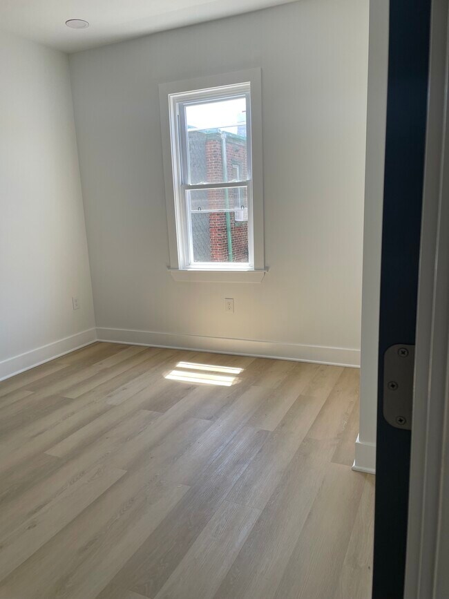 Photo - 5816 Delancey St