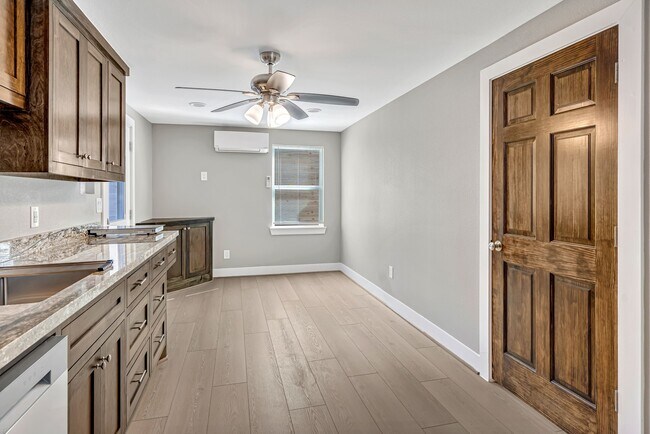 Photo - 430 N Hutcheson St