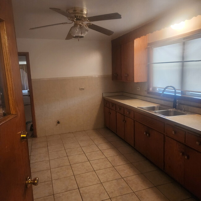 Building Photo - 6656 S Fairfield Ave Unit 1