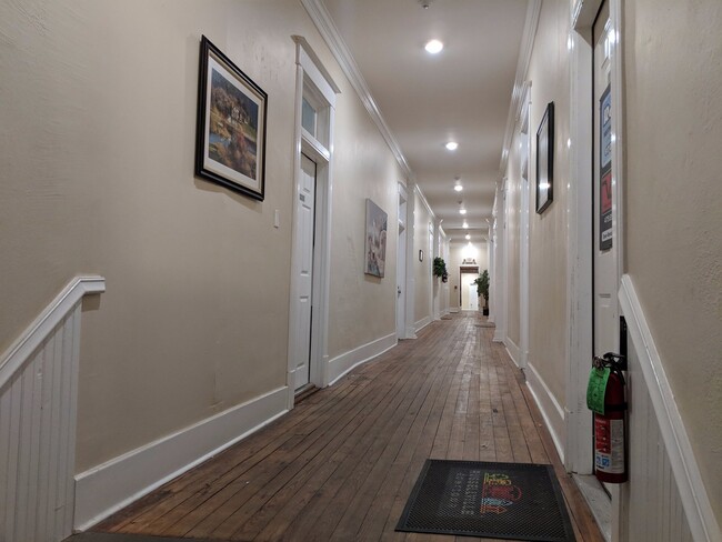 Photo - 319 W B St