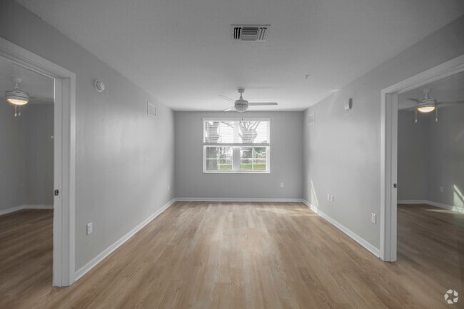 2BR, 2BA - 927SF - Living Room