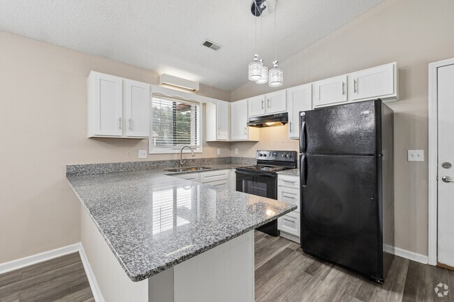 2BR, 1.5BA - 923SF - Kitchen