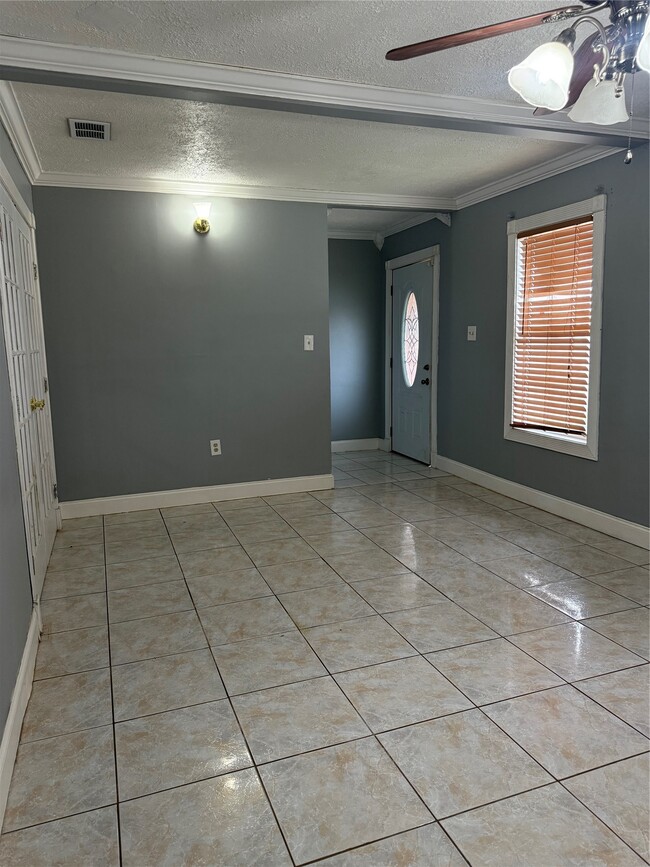 Photo - 917 Leonard St