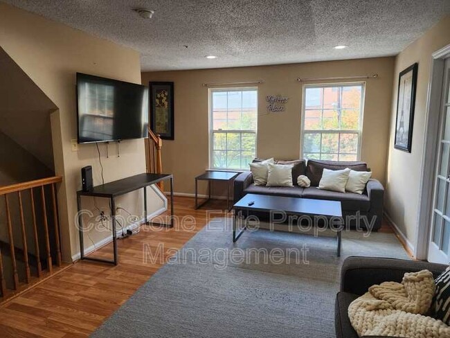 Photo - 30 Richmond St Unit 2 - Standard Hallway