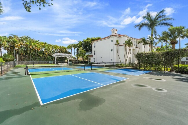 Desafía a tus amigos a una competición amistosa de tenis o pickle ball. - Windsor Coral Springs