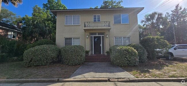Building Photo - Cozy Downstairs appartment just off Rivers... Unit #2 Rental