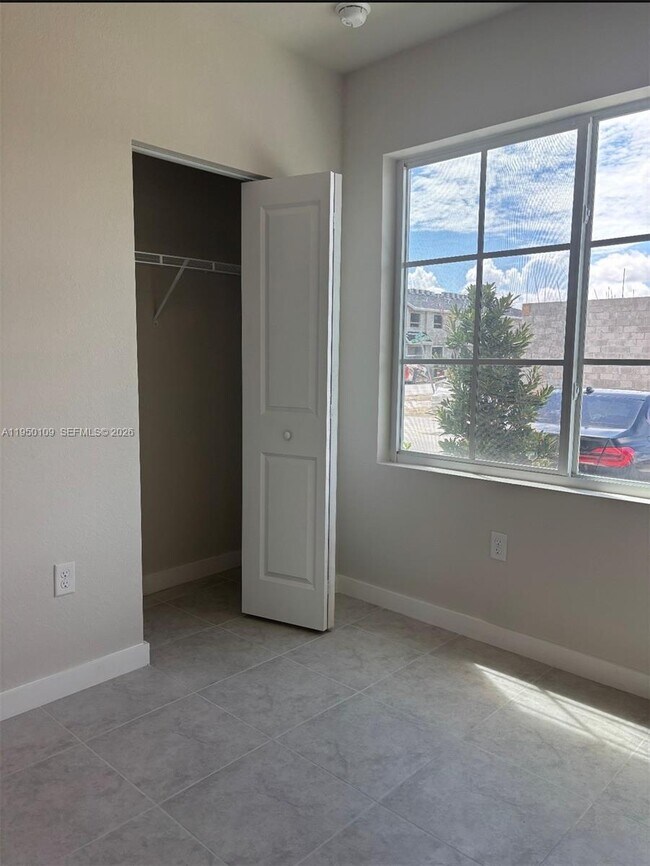 Photo - 1022 W Davis Pkwy