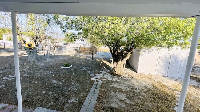 Photo - 405 E Bowie St