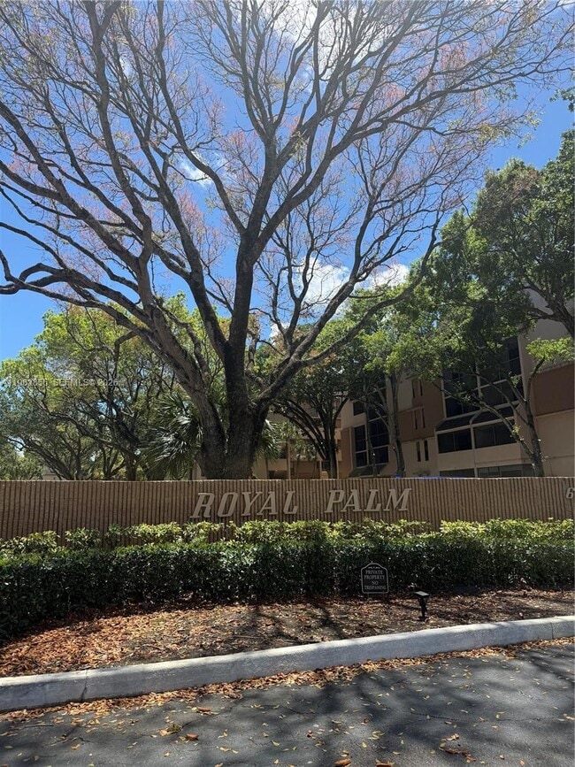 Building Photo - 6800 Cypress Rd Unit 305