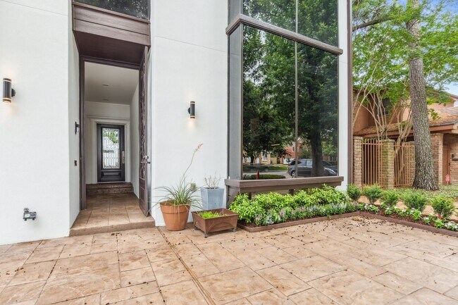 Photo - 2607 University Blvd