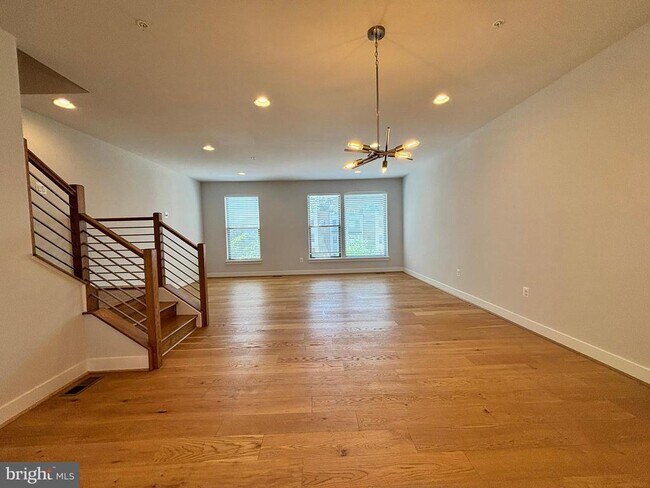 Photo - 5125 Longstone Way