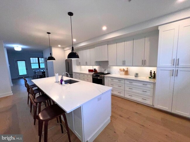 Photo - 986 Henry Ave