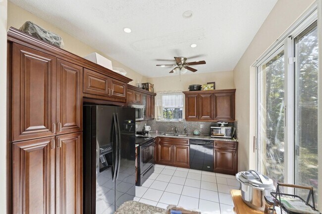 Photo - 1239 Sussex St