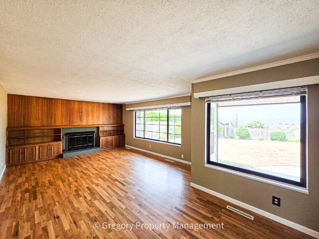 Photo - 1715 Holbrook Ave