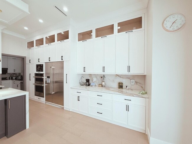 Photo - 1745-1167 167 St