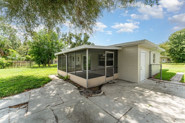 Patio trasero cercado con zona de sombra ideal para mascotas, juegos y reuniones al aire libre. Además, cuenta con un espacio de almacenamiento adicional. - 2924 Bellwood Ave