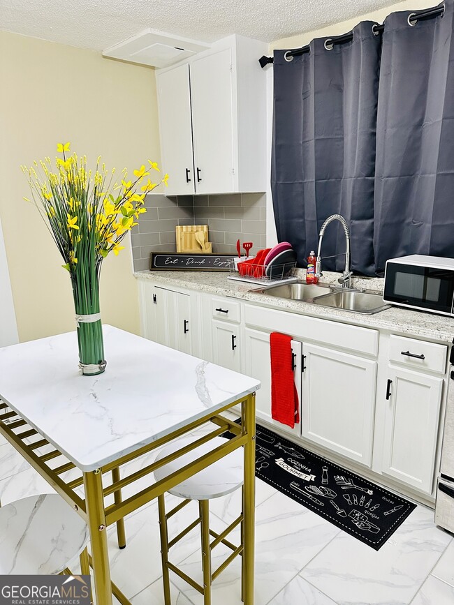 Photo - 686 Robert Henry St