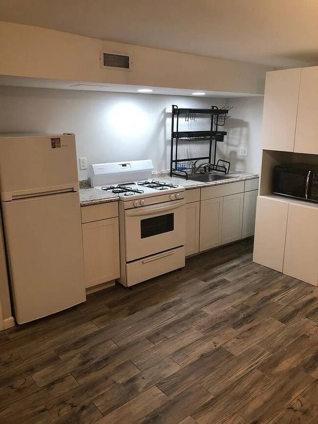 kitchen - 1433 W 37th St Unit Basement Studio Apartment