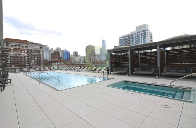 324 W Chestnut St