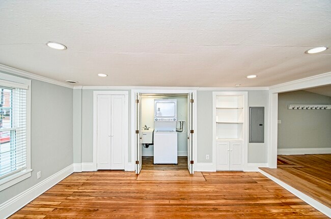 Photo - 171 1/2 Lincoln Way E