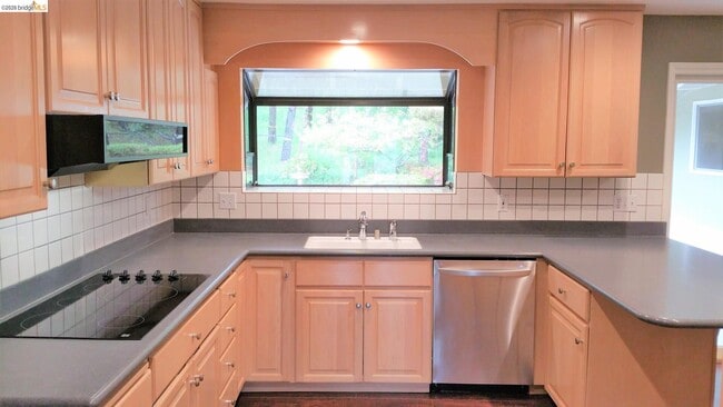 Building Photo - 29 Thorndale Pl