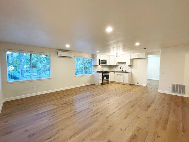 Photo - 3141 Hillview Dr N