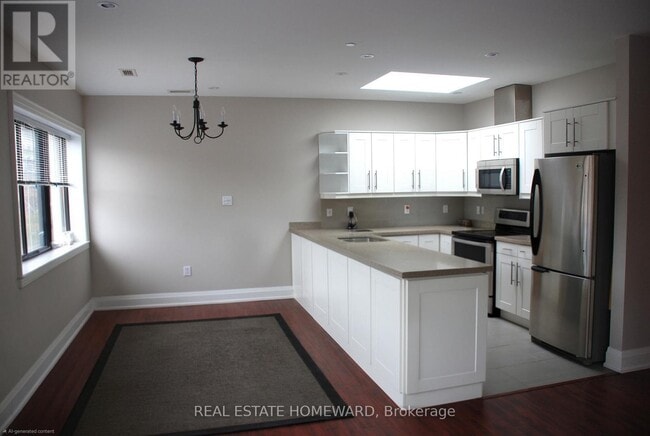 Photo - 425 Queen St E