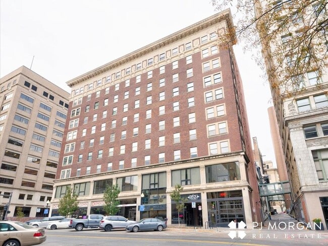 Photo - Great downtown location!