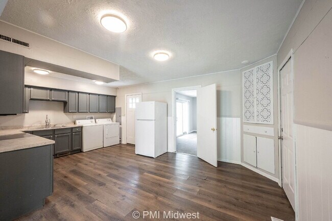 Photo - "Charming 4-Bedroom Retreat with Spacious Living in Indianapolis!"