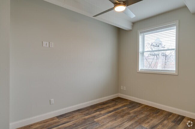 2BR, 1BA - 800 SF