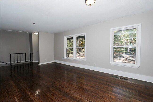 Photo - 5425 Skyview Dr SW