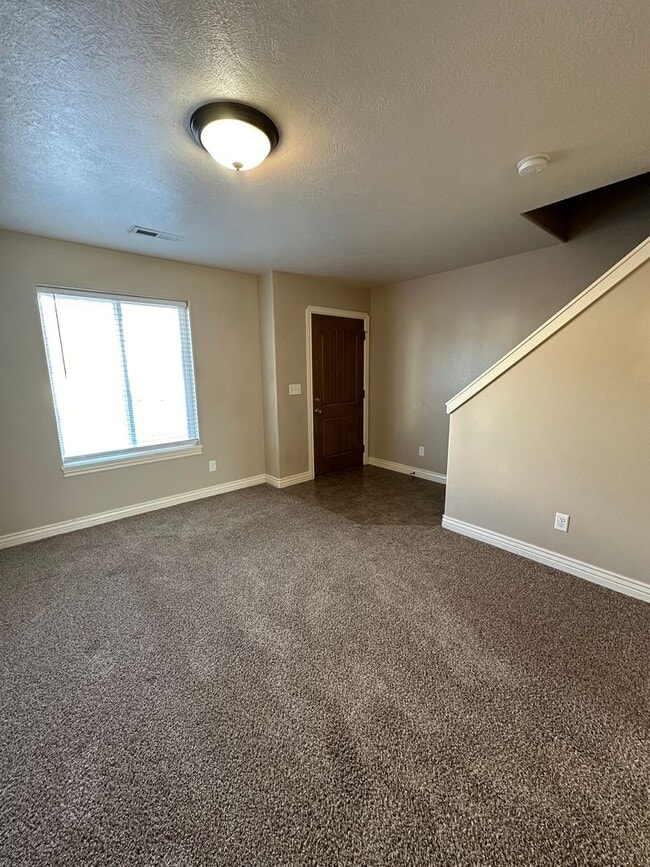 Photo - THIS IS A LEASE TAKEOVER - PLEASE CONTACT THE CURRENT TENANT, DESIREE @ 385-224-4234 - Lincoln Pa...