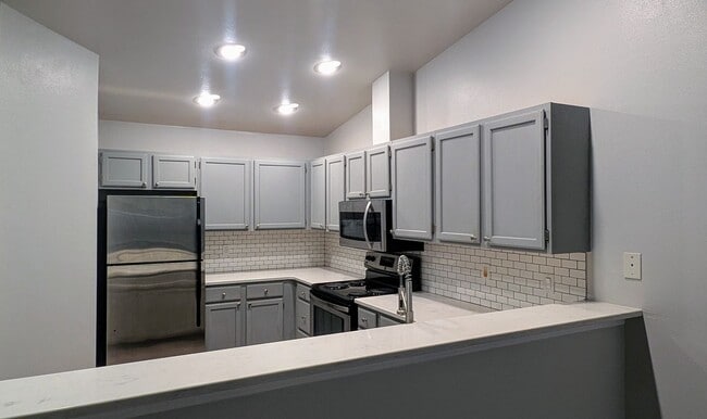 Photo - Spacious 2 Bedroom Condo - Across from Silver Lake Unidad B305