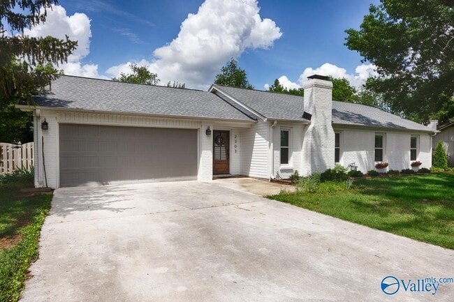 Photo - 2303 Buckingham Dr SW House
