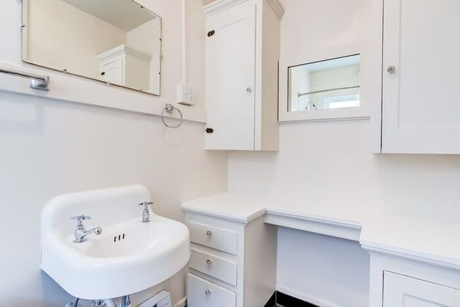 Photo - Beautiful Vintage Studio Near 23rd !!