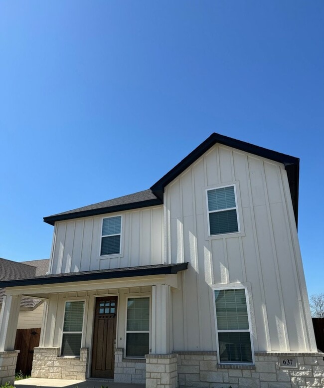 Photo - 4/2.5/2 - Beautiful 2 story/ PRIVATE PARKING!! GODLEY ISD