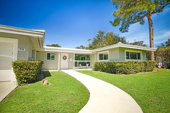 Photo - 711 NW 7th Dr