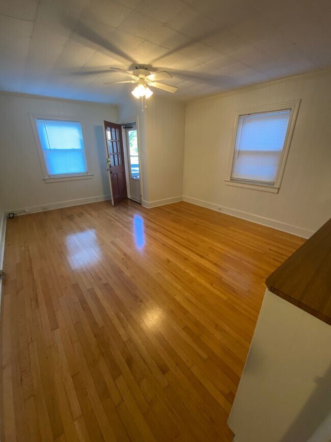 Photo - Spacious 1 Br Apt / Near Duke West and Downtown Unidad A