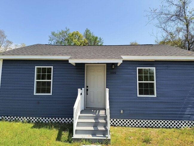 Building Photo - Newly Remodeled 3 Bedroom 1 1/2 Bath Home