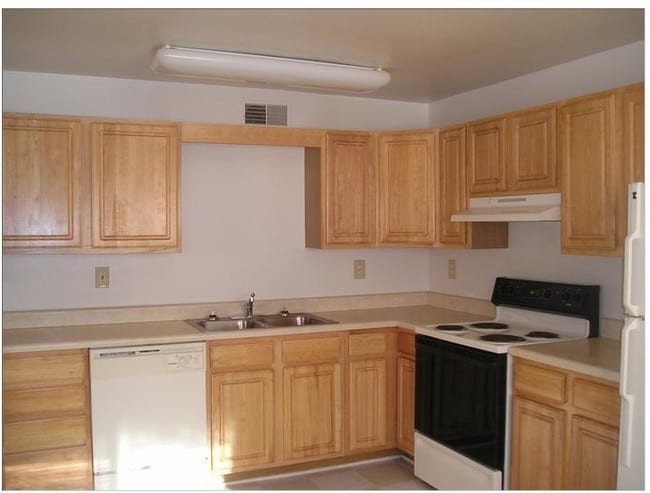 Kitchen - Kirkwood Crossing Apartments