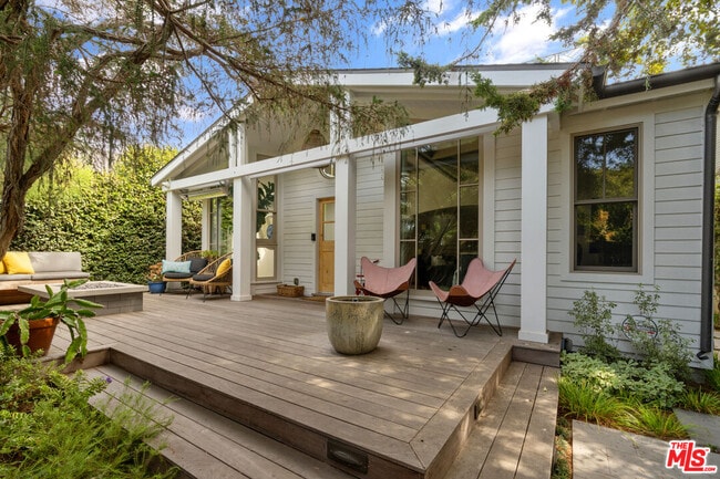 Building Photo - 942 Superba Ave