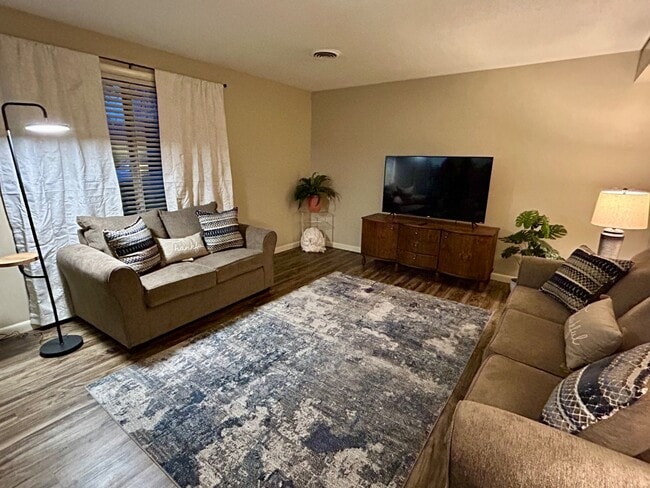 Photo - 917 Davis Blvd