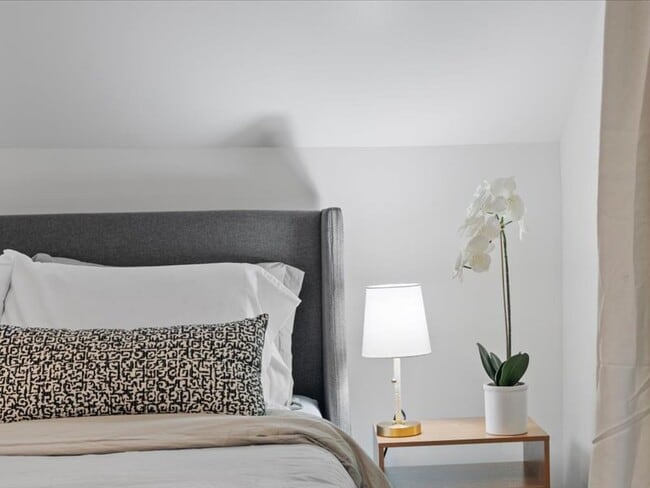 Queensize bed - 146 Vista Pl Unidad #3